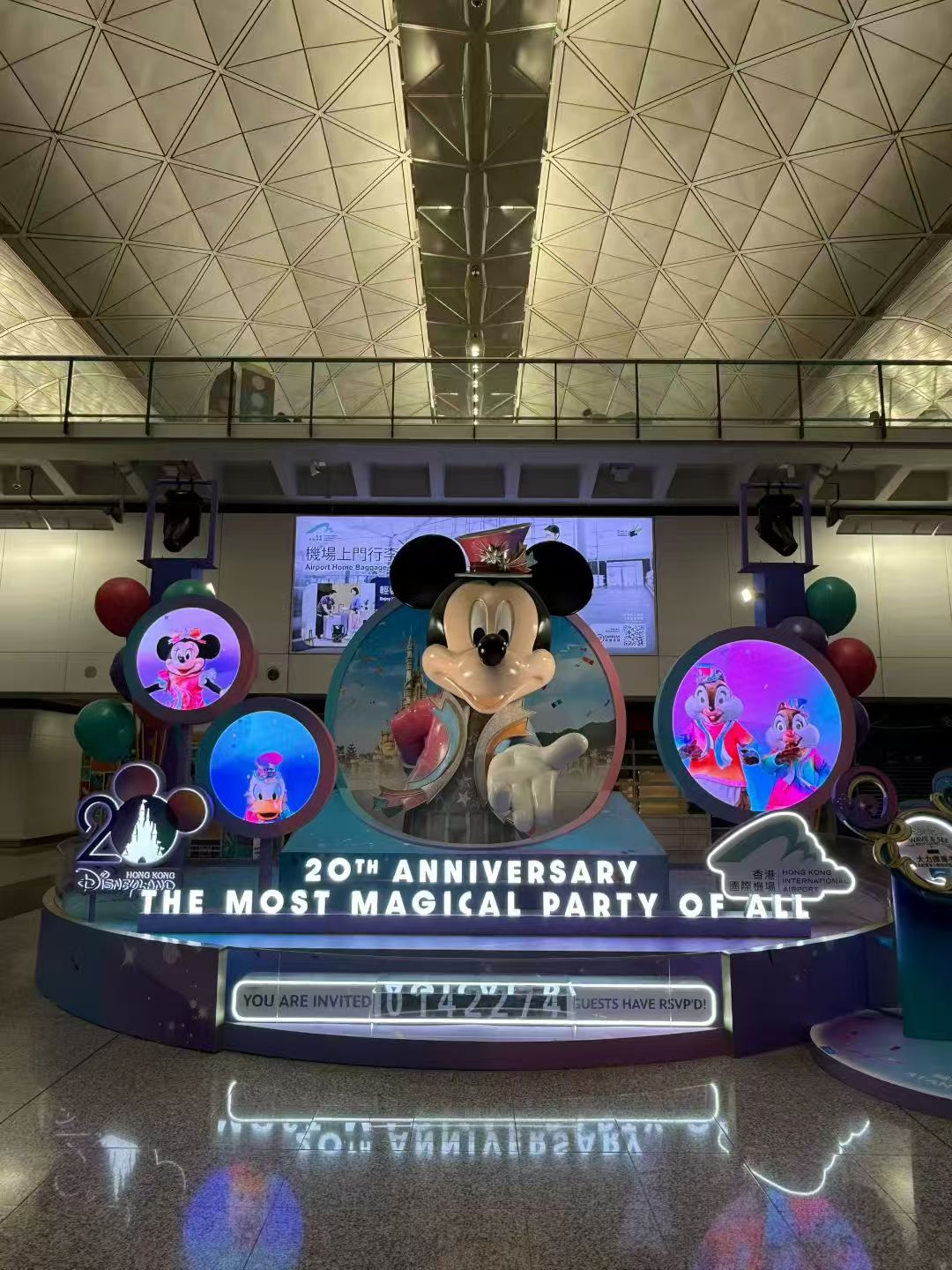 香港国际机场内的香港迪士尼 20 周年主题装置
