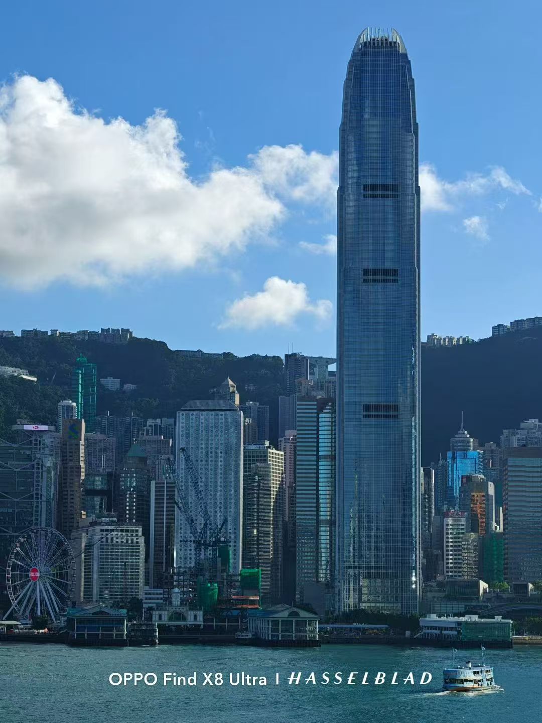从维多利亚港望向中环国际金融中心二期与香港摩天轮