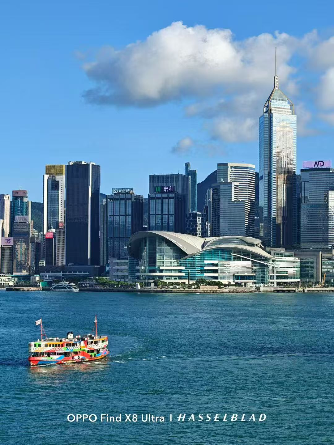 维多利亚港海面、湾仔香港会议展览中心与中环广场天际线